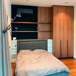 Шкаф в спальню и открытые полки