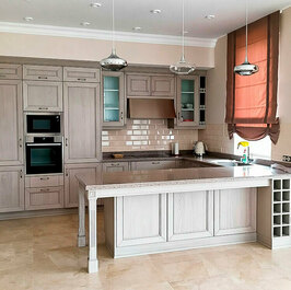 Кухня в загородном доме с окном