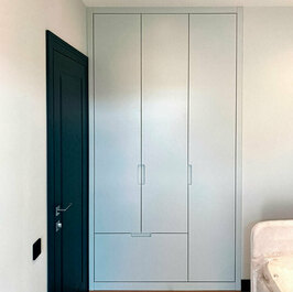 Шкаф в спальню с большим ящиком