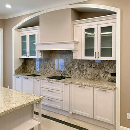 Встроенная белая кухня