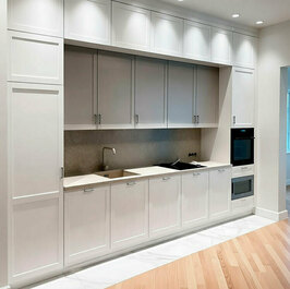 Кухня с антресолями до потолка