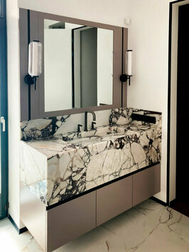 Зеркало для ванной с бра и подвесная тумба