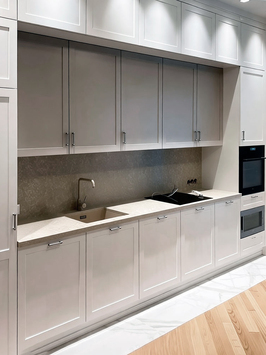 Кухня с антресолями до потолка