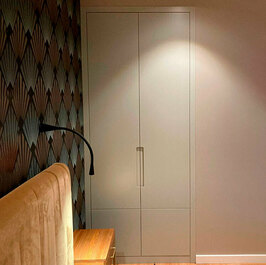 Шкаф в нише в спальне