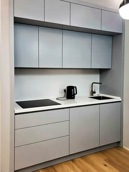 Кухня встроенная с антресолями