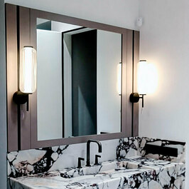 Зеркало с бра и подвесная тумба в ванную