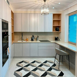 П образная кухня с окном