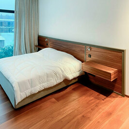 Изголовье кровати и шкаф