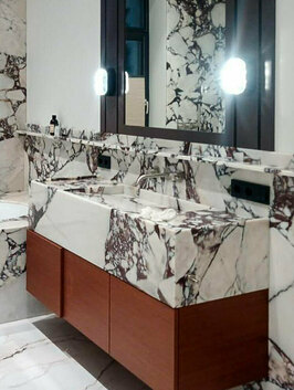 Подвесная тумба для ванной и зеркало с бра