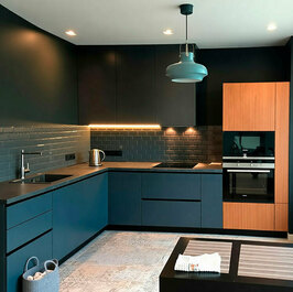 Угловая темная кухня