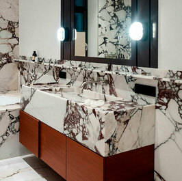 Тумба для ванной шпон и зеркало с бра