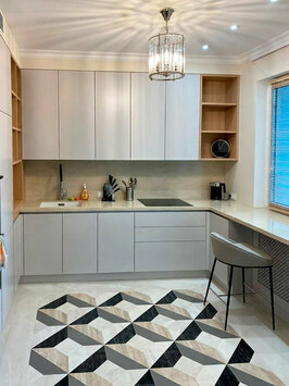 П образная кухня с окном